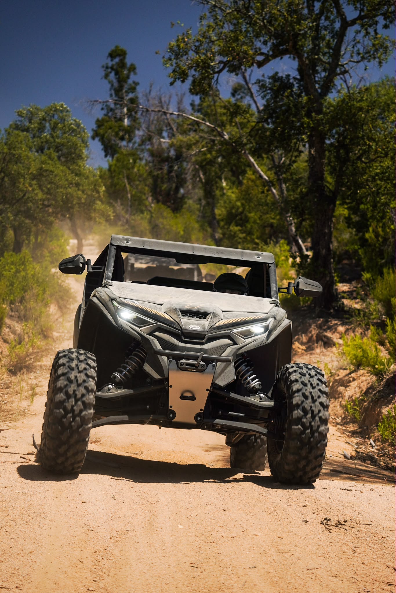 Buggy CFMOTO Z10 Turbo por un sendero forestal en Lloret de Mar, Costa Brava